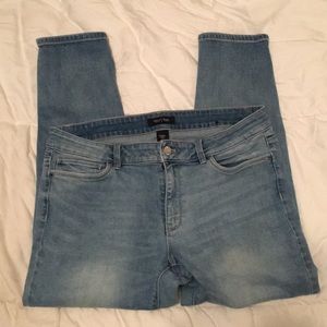 👖White House Black Market Skinny Crop Jeans
Sz 12